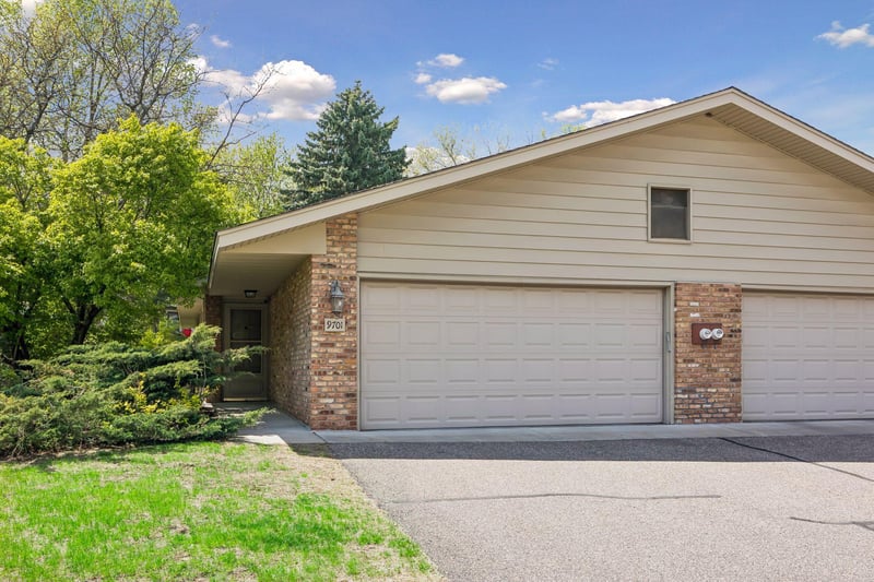 9701 Cimarron Trl, Minnetonka, MN 55305
