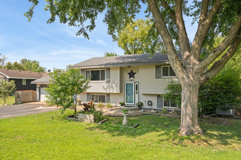 6441 Edgemont Blvd N, Brooklyn Park, MN 55428