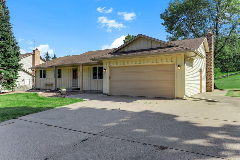 5760 131st St W, Apple Valley, MN 55124