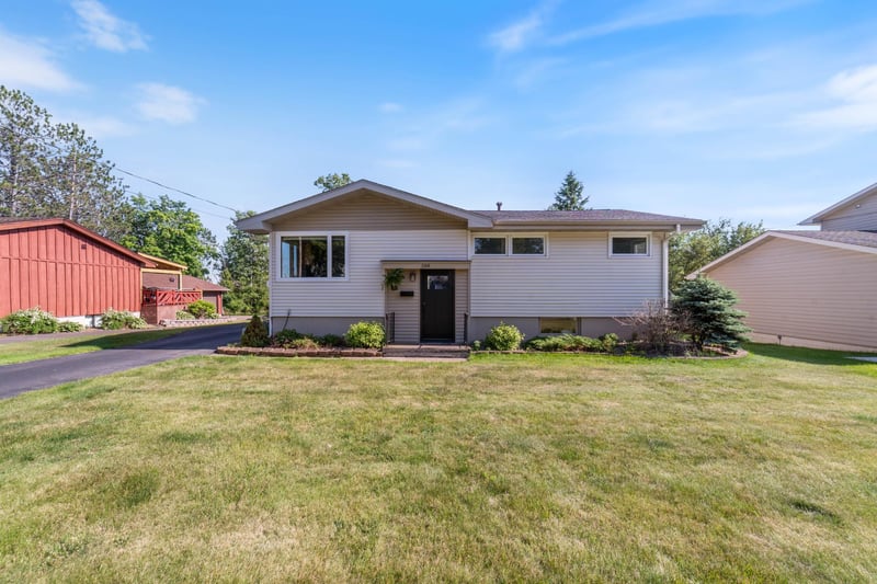 588 W Winona St, Duluth, MN 55803