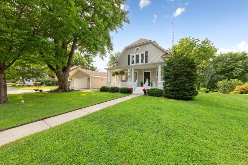 308 1st St NW, New Richland, MN 56072