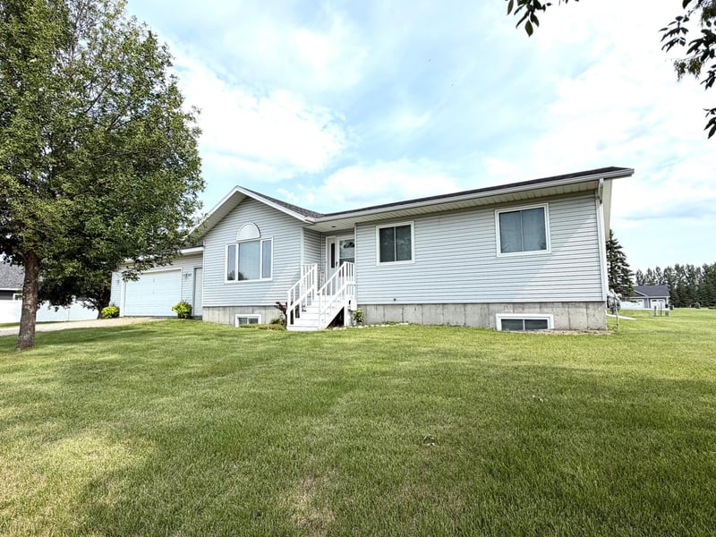 407 Oak Crest Blvd, Roseau, MN 56751