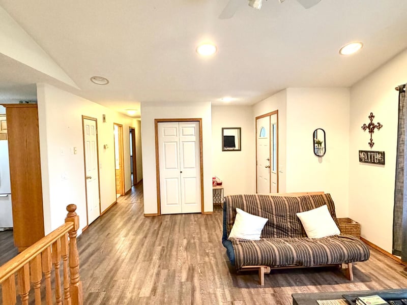 407 Oak Crest Blvd, Roseau, MN 56751