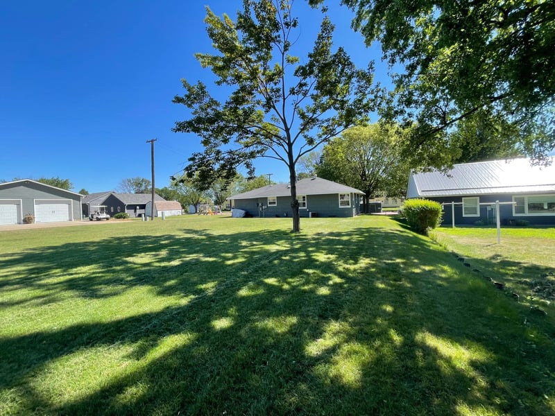 16 S Paffrath Ave, Springfield, MN 56087