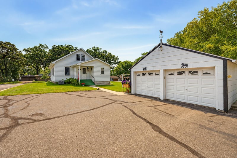 725 5th Ave SW, Hutchinson, MN 55350