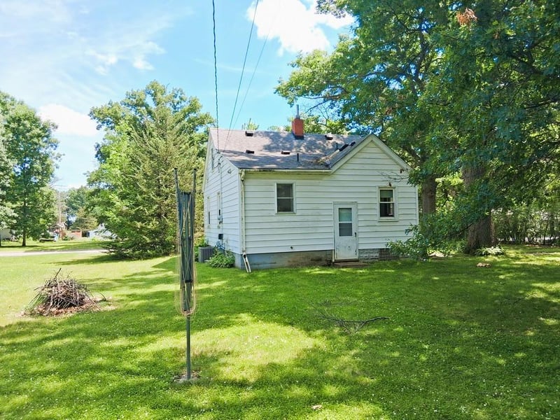 714 5th St SW, Little Falls, MN 56345