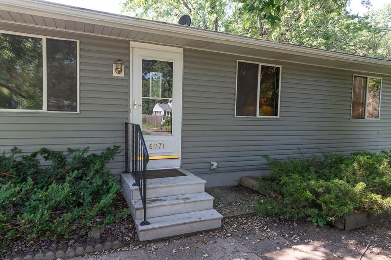 6071 45th St N, Oakdale, MN 55128