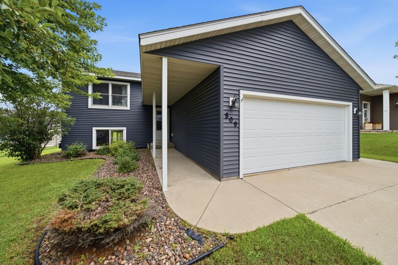 809 10th St NW, Kasson, MN 55944