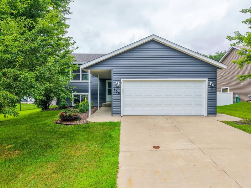 809 10th St NW, Kasson, MN 55944