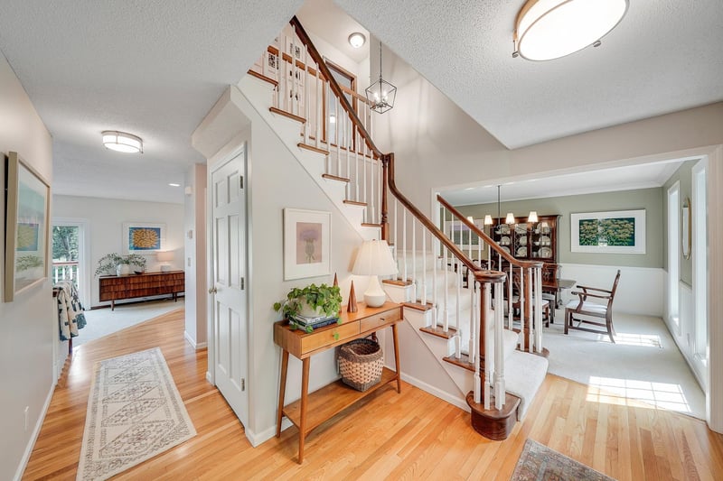 15810 Nursery Dr, Minnetonka, MN 55345