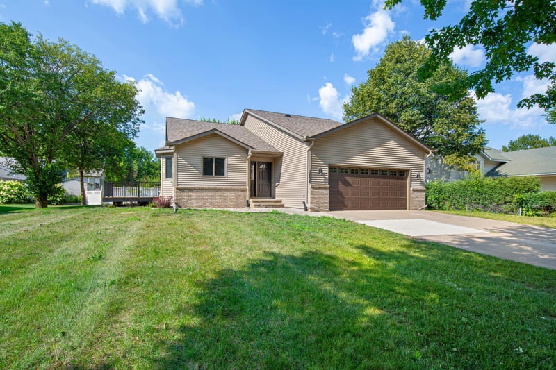 1676 Castle Dr, North Mankato, MN 56003