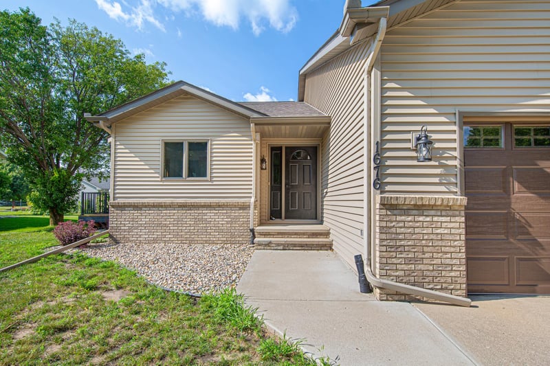 1676 Castle Dr, North Mankato, MN 56003