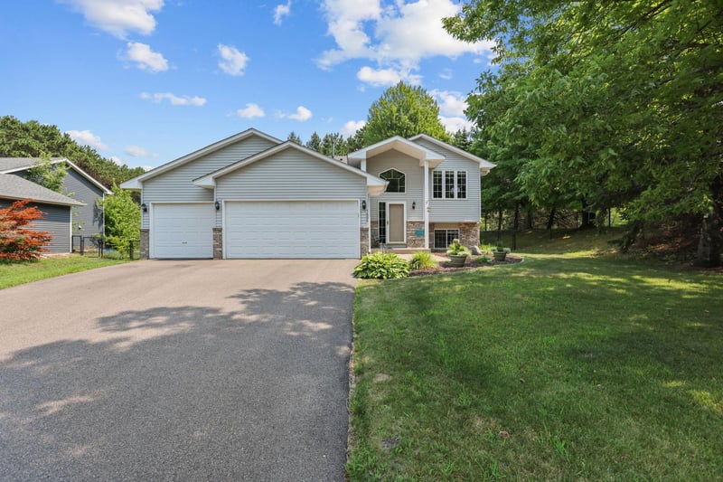 7600 Palomino Ln, Lino Lakes, MN 55014
