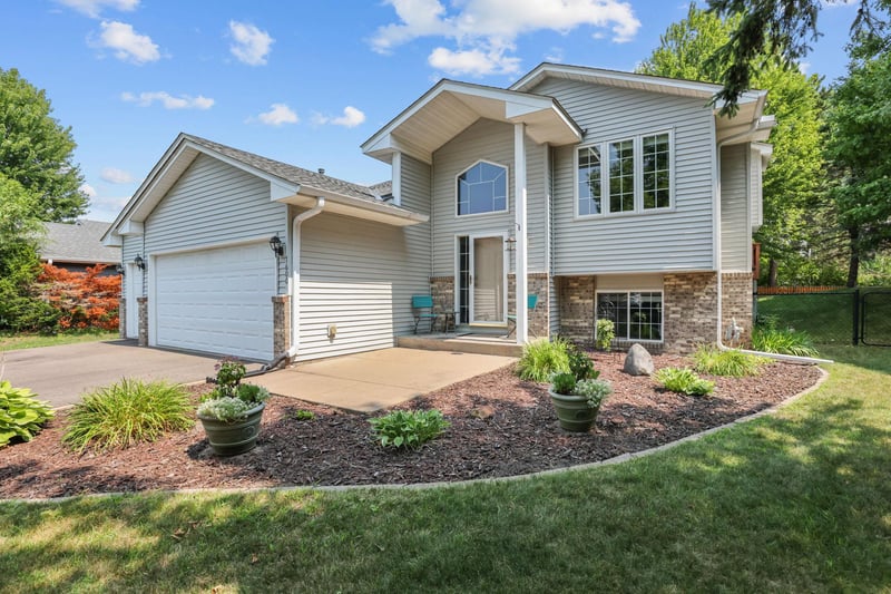 7600 Palomino Ln, Lino Lakes, MN 55014