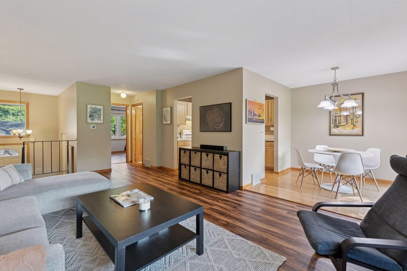 146 River Woods Ln, Burnsville, MN 55337