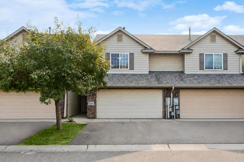 3507 Goodwin Ave N, Oakdale, MN 55128