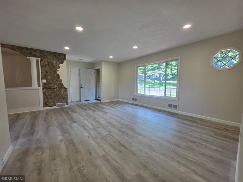 1306 Woodhill Rd, Burnsville, MN 55337
