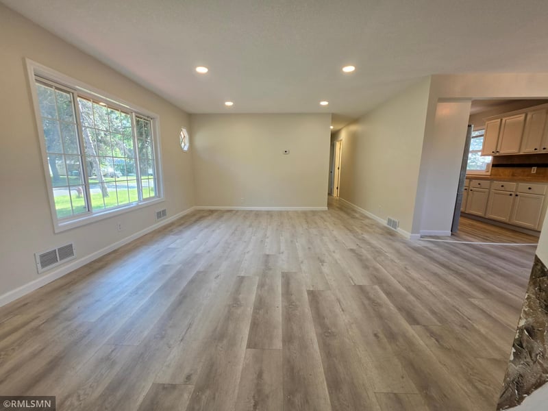 1306 Woodhill Rd, Burnsville, MN 55337