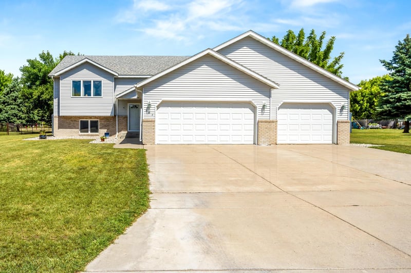 507 Nicole Ln, Dilworth, MN 56529