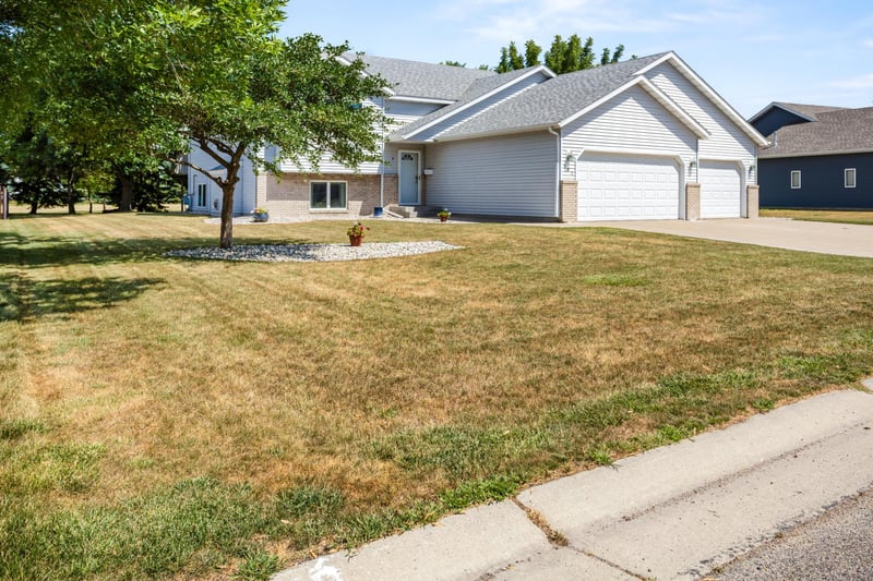 507 Nicole Ln, Dilworth, MN 56529