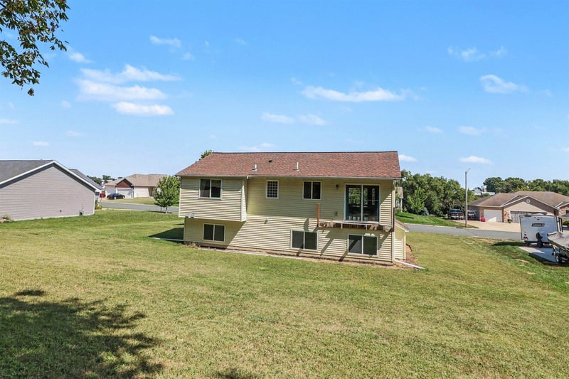 612 Deer Trl, Montgomery, MN 56069