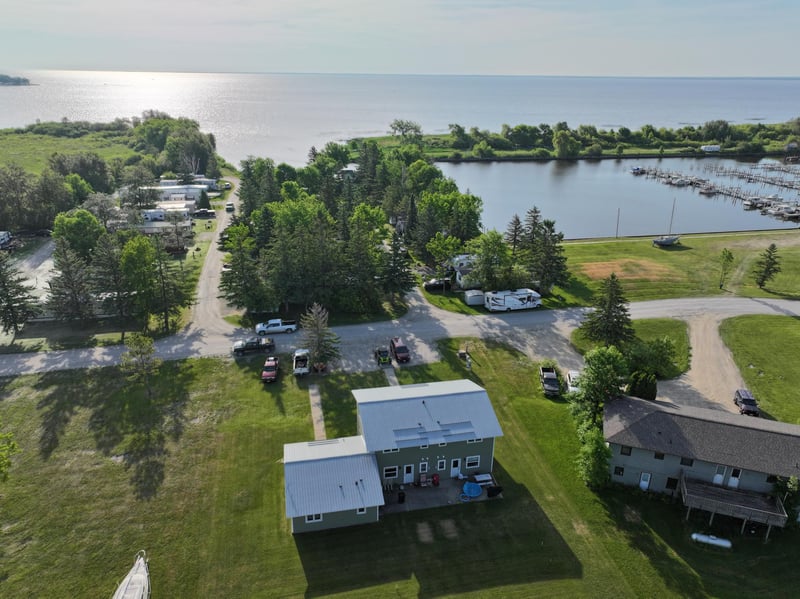37597 Lakeview Dr, Warroad, MN 56763