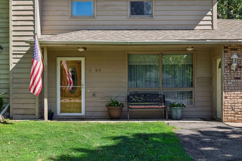 2704 Shawnee Ln, Burnsville, MN 55337
