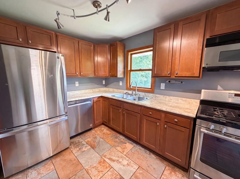 1710 Oakwood Dr, Shoreview, MN 55126