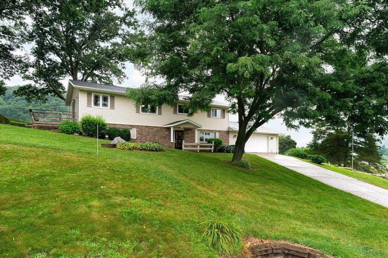 4251 Paar St, La Crescent, MN 55947