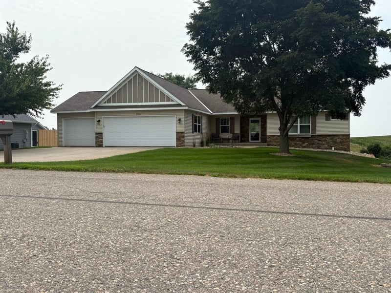 2759 11th Ave SE, Willmar, MN 56201