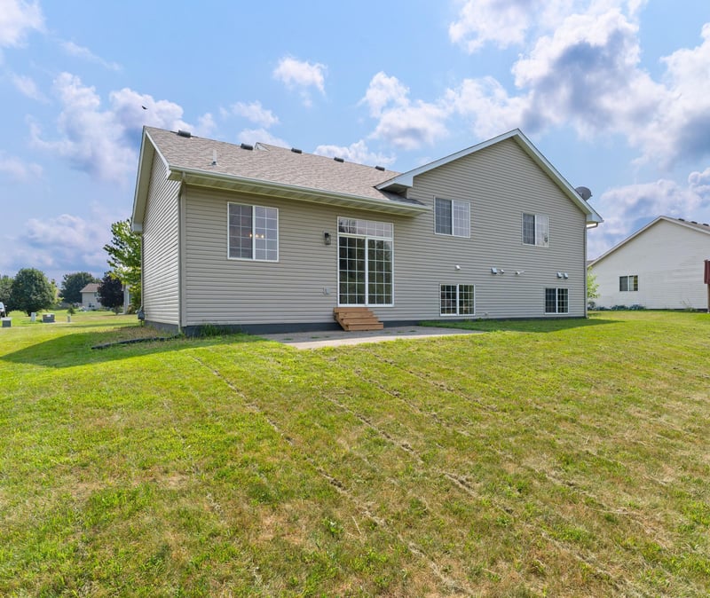 808 Lindsey Ln, Belle Plaine, MN 56011