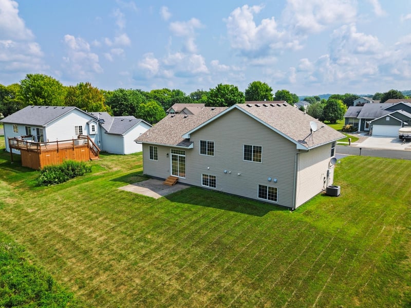 808 Lindsey Ln, Belle Plaine, MN 56011