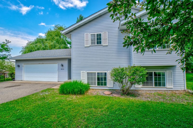 935 2nd Avenue Sw, Forest Lake, MN 55025