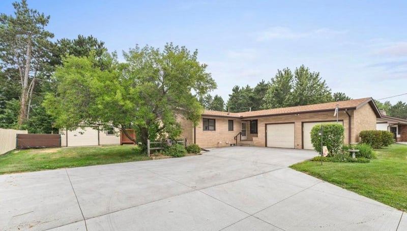 345 Sunset Ln N, Cambridge, MN 55008