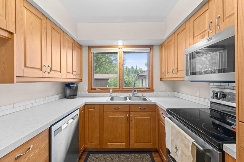 345 Sunset Ln N, Cambridge, MN 55008
