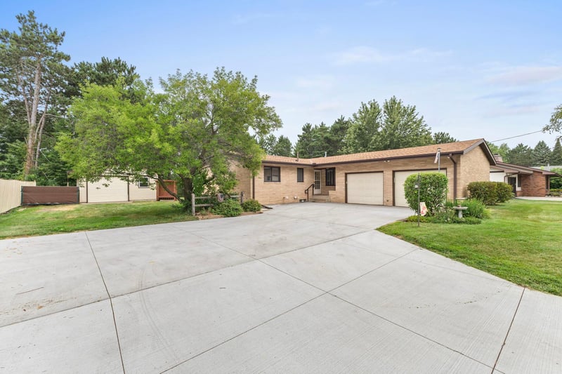 345 Sunset Ln N, Cambridge, MN 55008