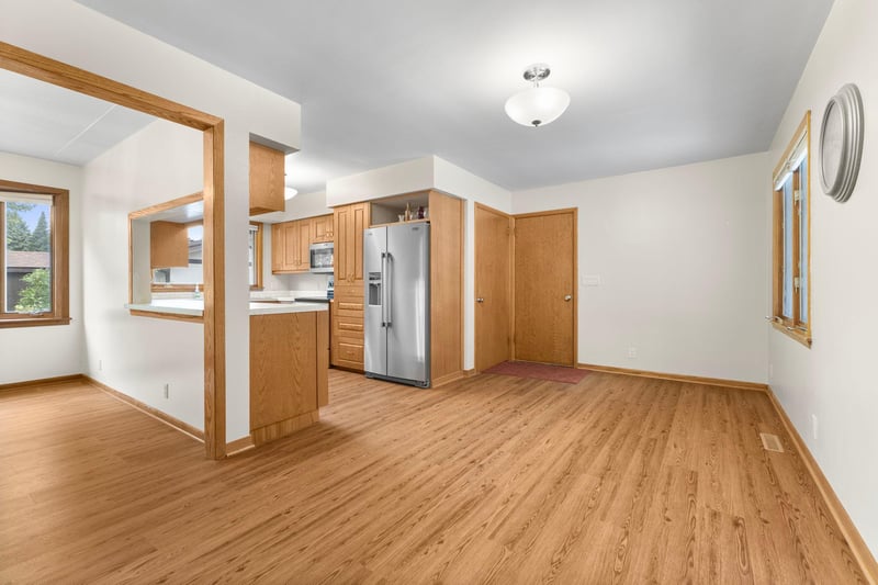 345 Sunset Ln N, Cambridge, MN 55008