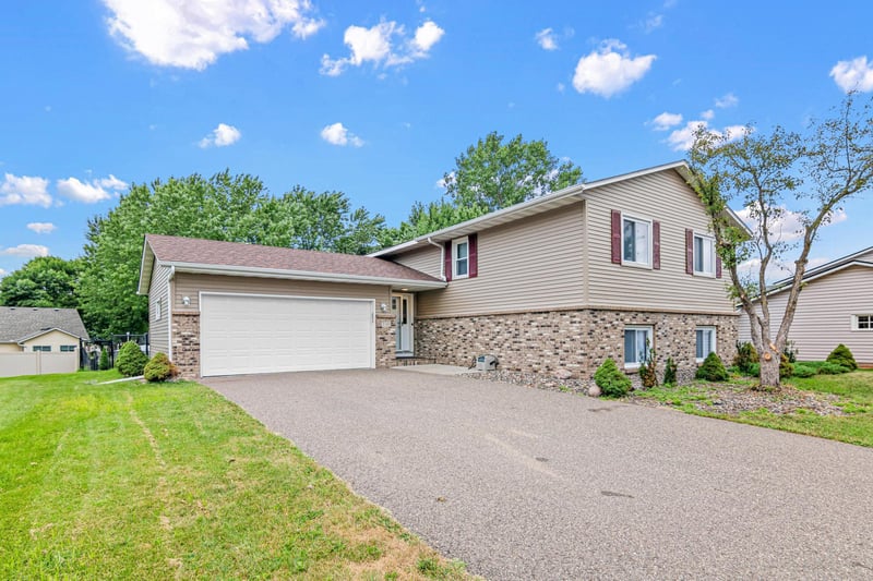3749 Goodwin Ct N, Oakdale, MN 55128