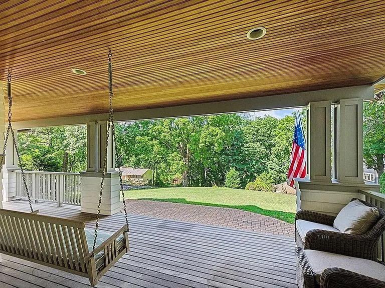 20590 Linden Rd, Deephaven, MN 55331