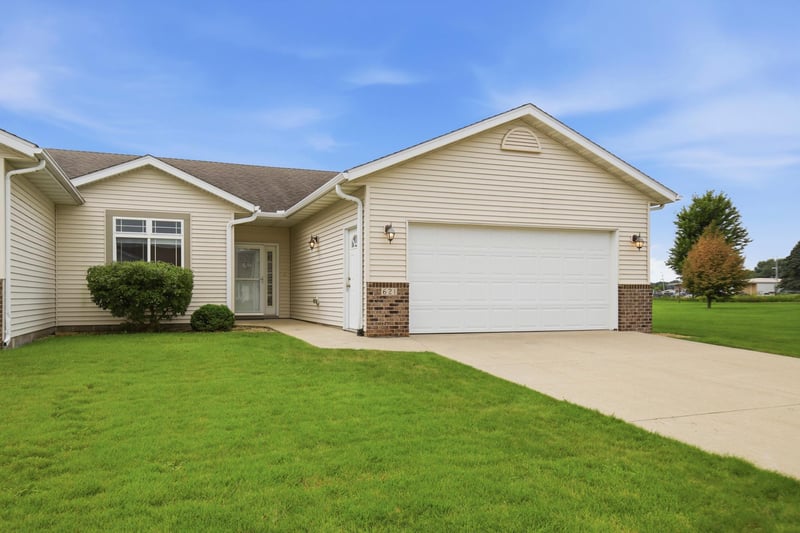 621 Ashley Ln, Owatonna, MN 55060
