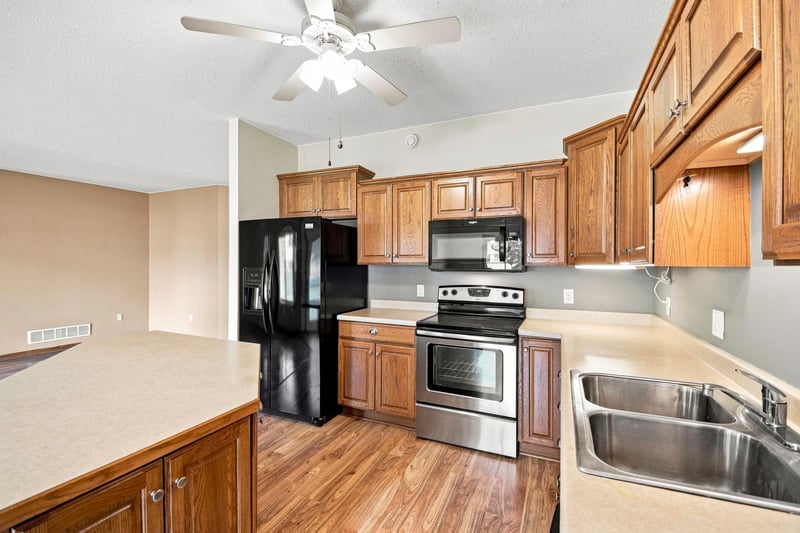 621 Ashley Ln, Owatonna, MN 55060
