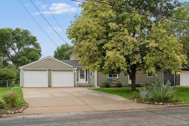 20635 Hughes Ave W, Lakeville, MN 55044