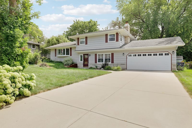 4541 Heritage Hills Cir, Bloomington, MN 55437
