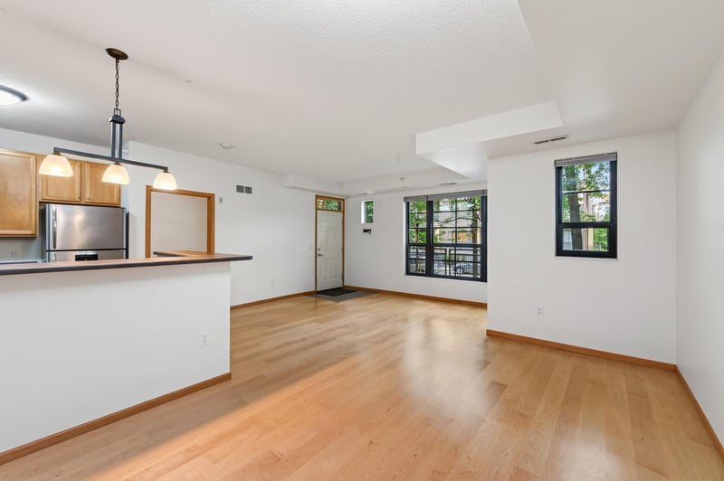 2565 Franklin Ave #102, Saint Paul, MN 55114