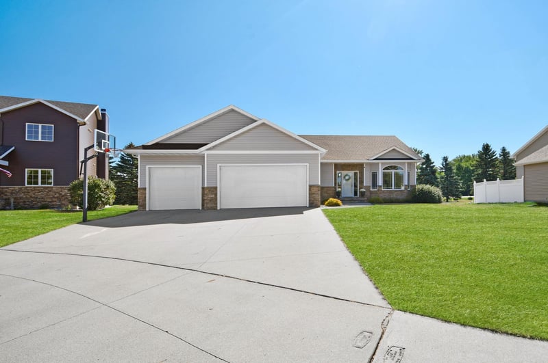 4026 39th St S, Moorhead, MN 56560