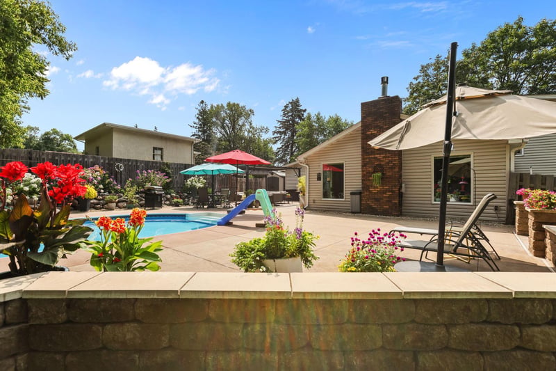 283 Capitol View Ave, Roseville, MN 55113