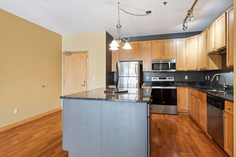 2900 University Ave SE #208, Minneapolis, MN 55414