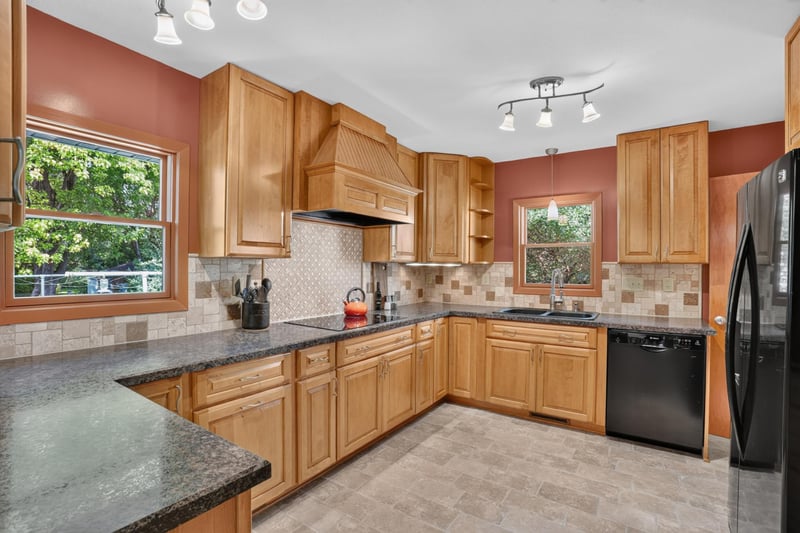 507 N Maple St, Chaska, MN 55318
