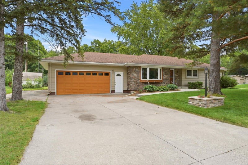 112 Willow Dr SW, Saint Michael, MN 55376