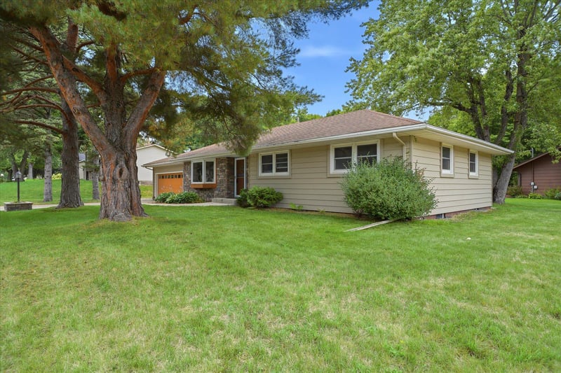 112 Willow Dr SW, Saint Michael, MN 55376